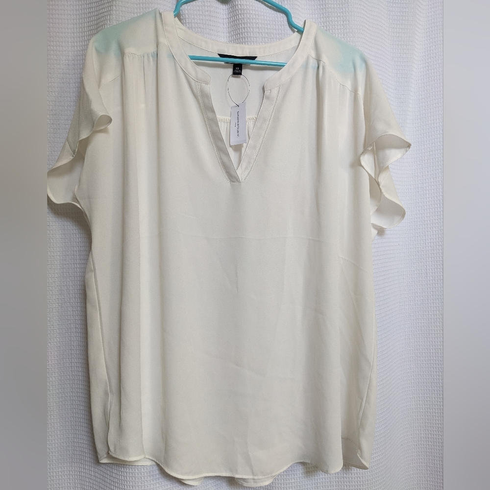 Banana Republic off-white V-neck shell XL